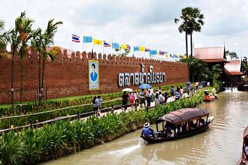 Boat on the water at Ayothaya Floating Market in Ayutthaya, Thailand.